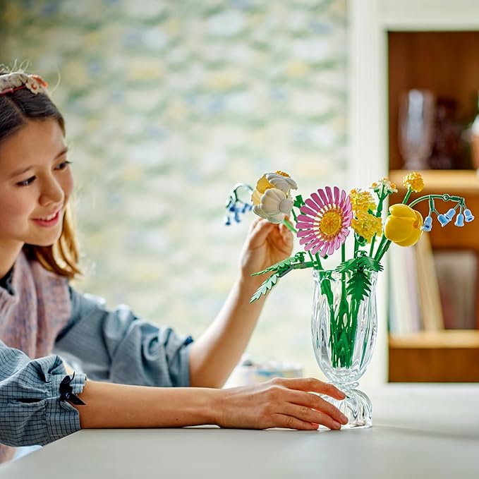 LEGO Botanicals Küçük Sarı Buket 10347-9 Yaş ve Üzeri Kız ve Erkek Çocuklar için Papatya, Şakayık ve Lale Dahil Yapay Çiçekler İçeren Yaratıcı Dekoratif Çiçek Buketi Yapım Seti (373 Parça)